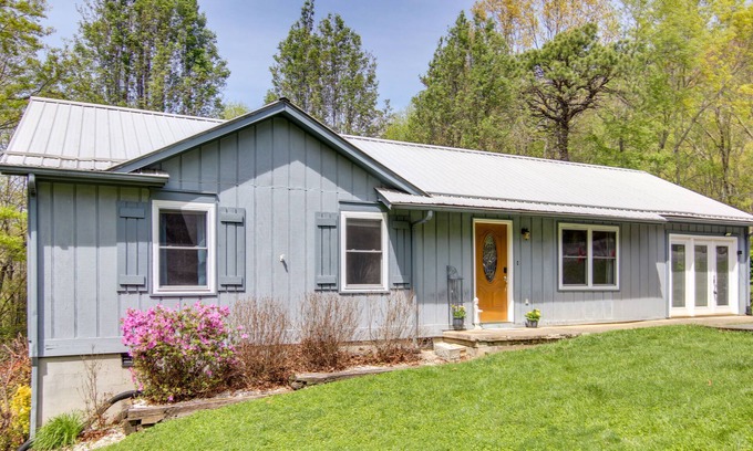 Ridgecrest Casa | Pet-Friendly Black Mountain Vacation Home w/ Deck