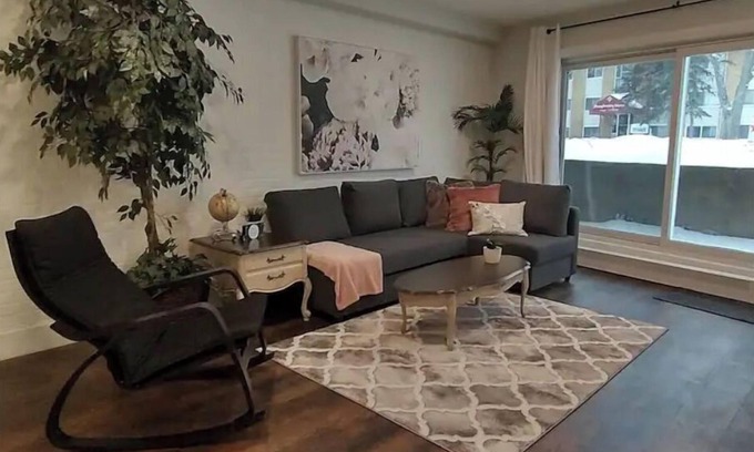 North Central Edmonton Casa | **Pet Friendly** Brewery District 1 Bdrm Hideout
