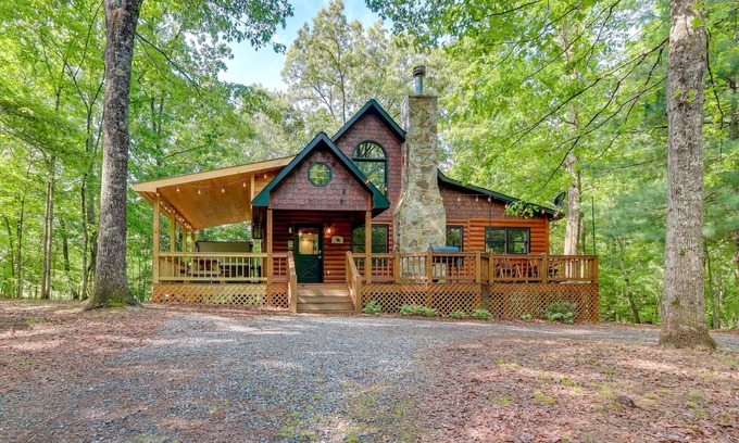 Mineral Bluff Cabina | Pet-Friendly Cabin w/ Hot Tub in Mineral Bluff!