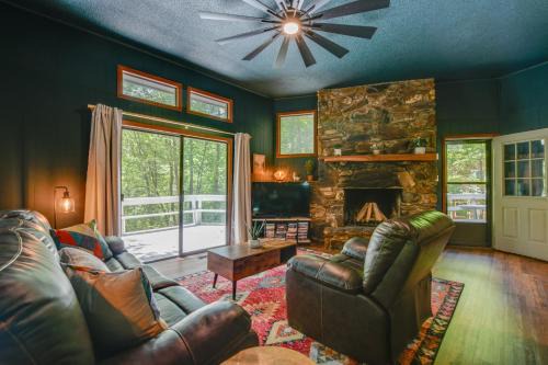Almond Casa | Pet-Friendly Cabin - 1 Mi From Fontana Lake!