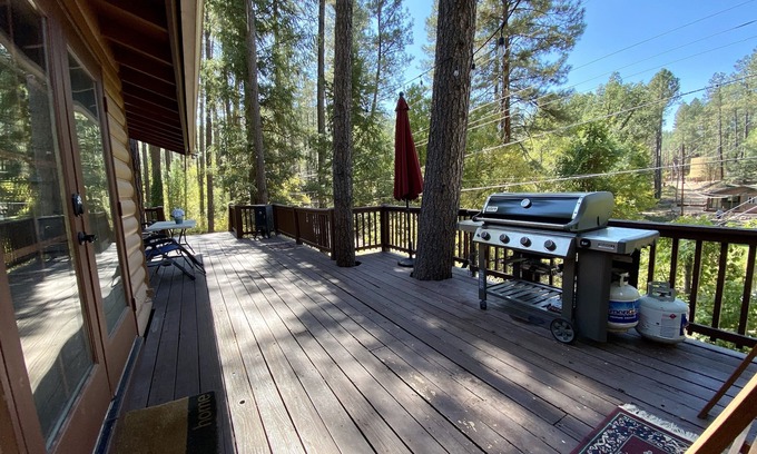 Kohls Ranch Cabina | Pet-friendly cabin by the creek backing forest service