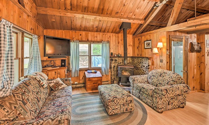 The Forks Cabina | Pet-Friendly Cabin in The Forks w/ Fire Pit!