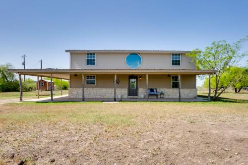 Uvalde Casa | Pet-Friendly Cabin on 3 Acres 7 Mi to Uvalde!