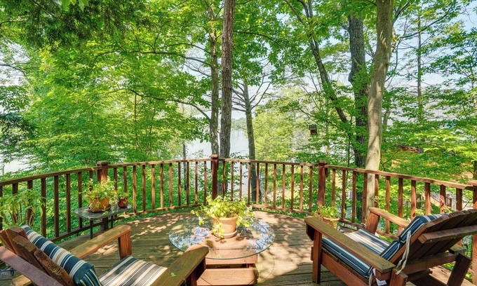 Athens Cabina | Pet-Friendly Cabin Overlooking Sleepy Hollow Lake