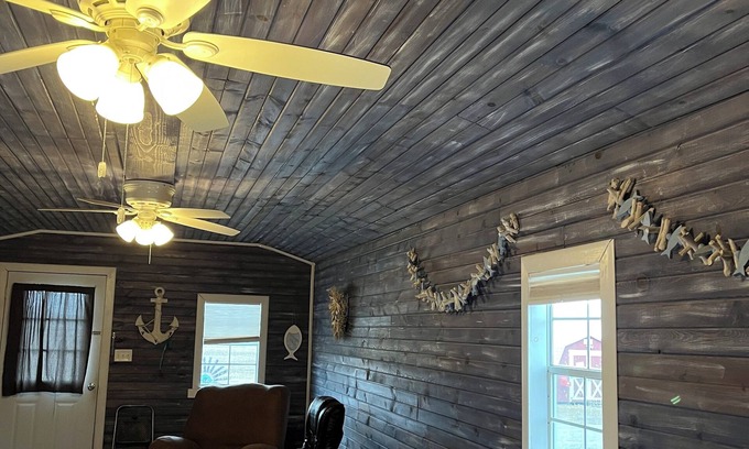 Russell County Cabina | Pet friendly cabin w/ bathroom, WiFi and Heat/AC in ART town Lucas. Lake nearby.