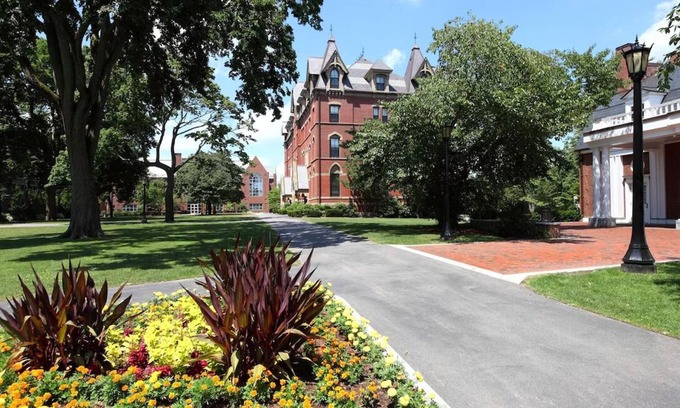 Cambridge Hotel | Pet-friendly Cambridge Stay Near Tufts University!