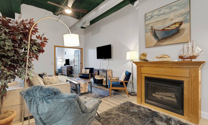 Canal Park Condominio | Pet-Friendly Canal Park Condo|Near Lakewalk| Pool| Sauna| Gym