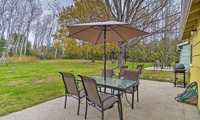 Charlevoix Casa | Pet-Friendly Charlevoix Cabin Walk to Lakefront!