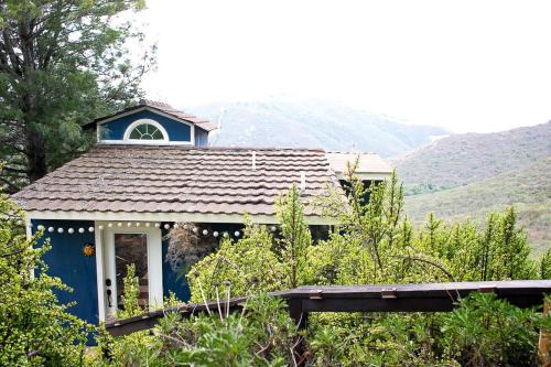 Rainbow CDP Casa | Pet Friendly Charming Cottage with Incredible Views and Hot-tub in Rainbow, California