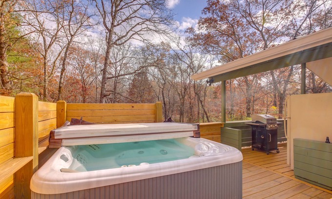 Lupton City Cabina | Pet-Friendly Chattanooga Cabin w/ Hot Tub & Kayaks