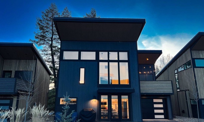 Whitefish Casa | Pet Friendly, Community Center, Pool / Hot Tub, 3 Bed / 4 Bath, Sleeps 10, Amazing Views