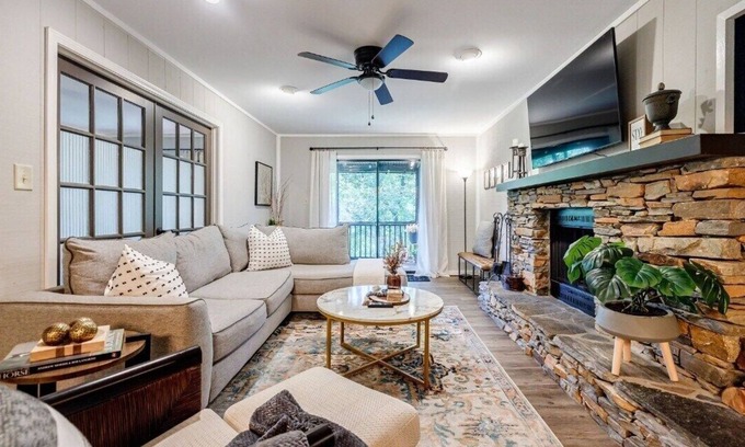 Big Canoe Condominio | Pet Friendly Condo with Screened Deck & Fireplace