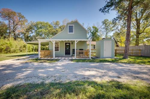 College Park Casa | Pet-Friendly Conroe Hideaway with Porch and Fire Pit