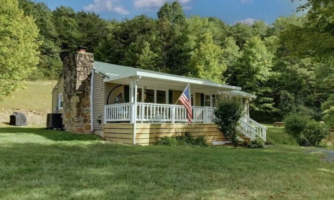 Hot Springs Casa | PET FRIENDLY COTTAGE 3.5 MILES FROM LAKE MOOMAW!