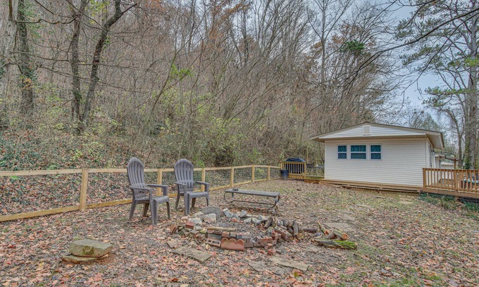 Ashley Oaks Cabaña | Pet-Friendly Cottage ~ 8 Mi to Downtown Knoxville!