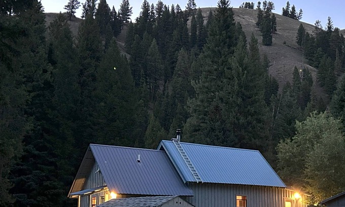 Sula Cabina | Pet Friendly, Cozy and Quiet East Fork River Cabin