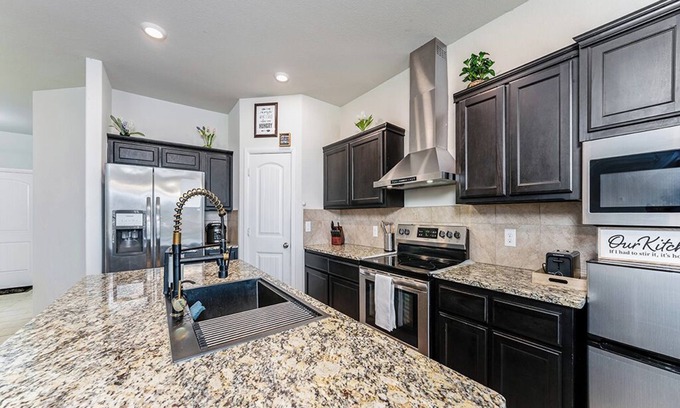 John T White Casa | Pet friendly Cozy Home w/Fenced Backyard-15 mins to AT&T -Fortworth Stockyards
