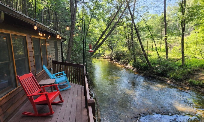 Cashes Valley Cabina | Pet Friendly Creekfront Cabin W/ King bed/ Fireplace/ Fitpit
