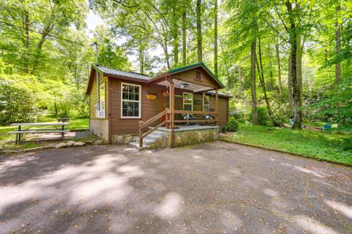 Maggie Valley Casa | Pet-Friendly Creekside Cabin with Pool Access!