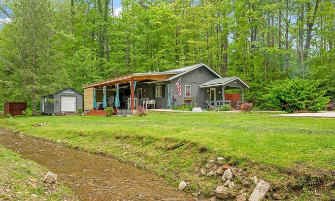 Nashville Cabaña | Pet-friendly Creekside Cottage