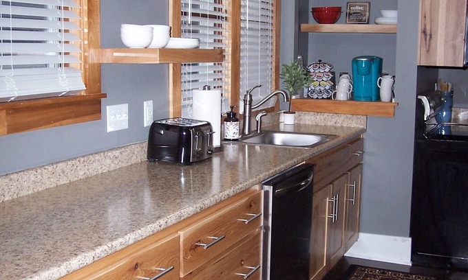 Garrett Casa | Pet Friendly cute, clean home in proximity to Fort Wayne and major highways