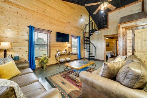 Golden Casa | Pet-Friendly Eagletown Home about 3 Mi to Kayaking!