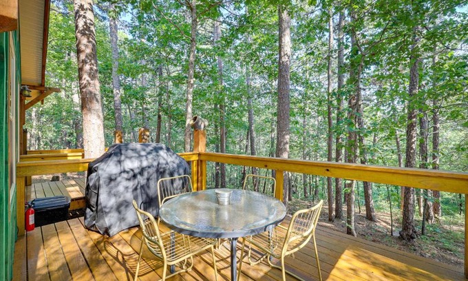 Eureka Springs Casa | Pet-Friendly Eureka Springs Rental with Private Deck