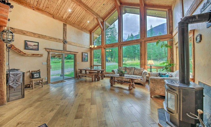 Eureka Cabina | Pet-Friendly Eureka Getaway w/ Mountain Views
