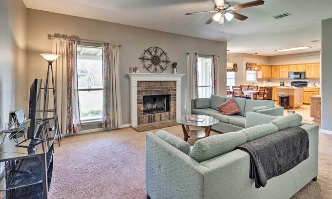 Hutto Casa | ¡NUEVO! ¡Casa familiar que admite mascotas con patio trasero en Hutto!