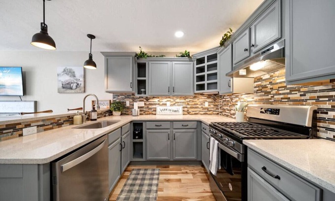 Whitewater Apartamento | Pet-Friendly Farmhouse 2 Bedroom Near UWW Campus, Starin Park, & Kettle Moraine!