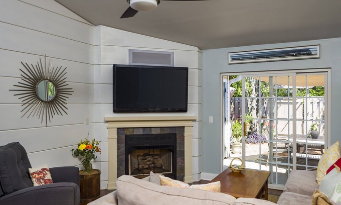 Charleston Casa | ¡Moderna casa de pueblo cerca de Folly Beach y Historic Charleston! Patio privado.