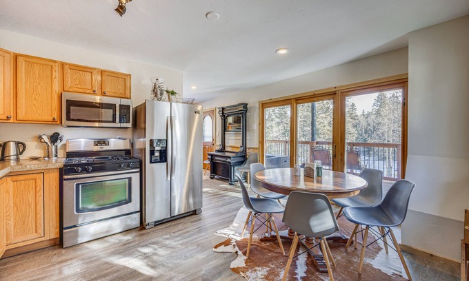 Florissant Cabina | Pet-Friendly Florissant Cabin w/ Fire Pit!