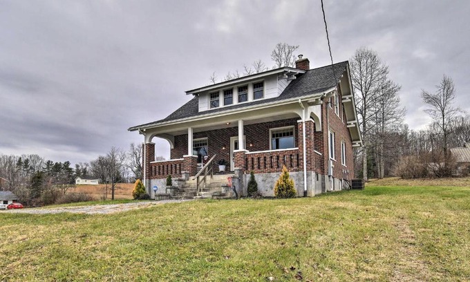 Floyd Casa | Pet-Friendly Floyd House with Porch - In Town!