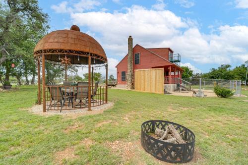 Fredericksburg Casa | Pet-Friendly Fredericksburg Cabin with Hot Tub!