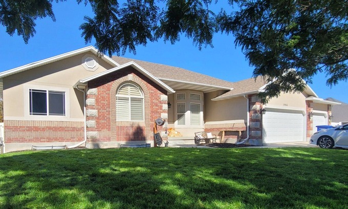 Herriman Casa | Pet friendly fully fenced backyard long term stay