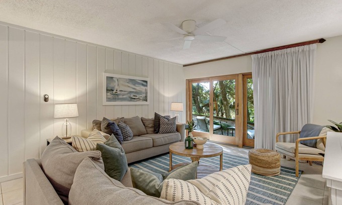 Fernandina Beach Condominio | Pet Friendly | Ground Floor Beachwood Condo | Newly Updated | Across the Street from Beach