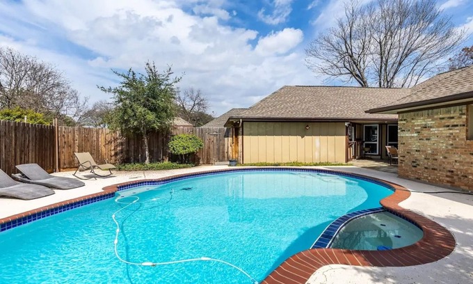 Garland Casa | Casa de 4 dormitorios muy bien actualizada con piscina privada