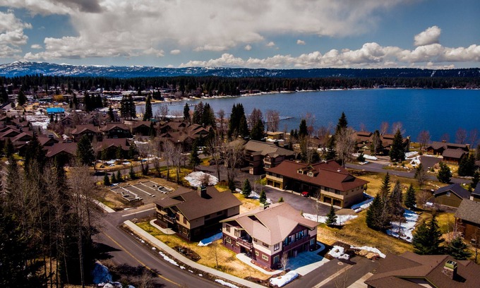 McCall Condominio | Se admiten mascotas en High End Condo, a pasos del lago Payette y del centro de McCall