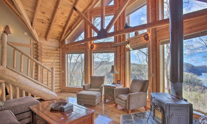 Albany Cabina | Pet-Friendly Highway Log Cabin w/ Lake View!