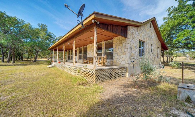 Harper Casa | Pet-Friendly Hill Country Retreat w/ Deck!