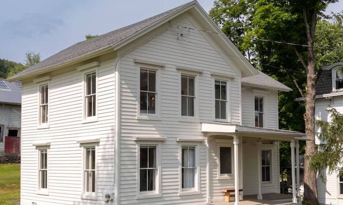 Bovina Center Casa | Pet-Friendly Historic Home in Charming Hamlet – Cozy & Full of Character