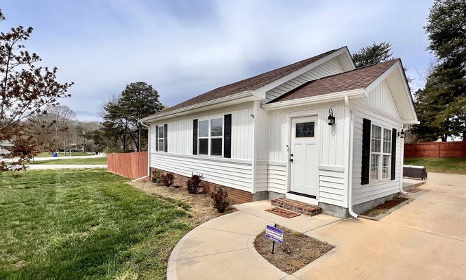 Mayhew Casa | Pet Friendly Home Close To Lake Norman 3BR/2BA Newly Renovated MUST SEE!!!