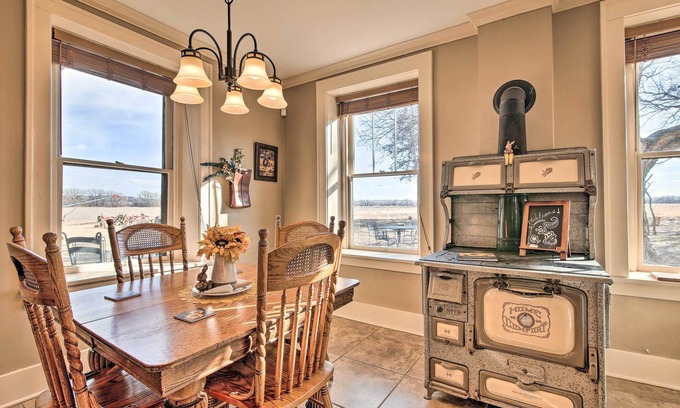 Manhattan Cabaña | Pet-friendly Home: Grill & Fire Pit in Manhattan
