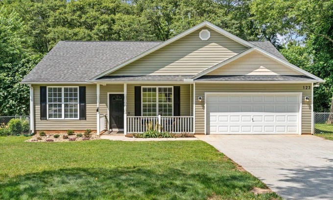 Mauldin Casa | Pet friendly home in heart of Mauldin. Bicycles provided, close to restaurants
