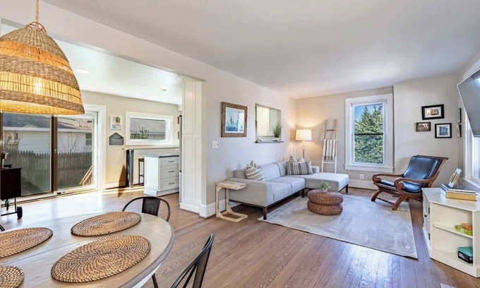 West Annapolis Casa | Pet-Friendly Home Near USNA Stadium with Parking