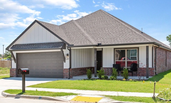 Broken Arrow Casa | Pet friendly home featuring a sample of local flavors near The Rose District!