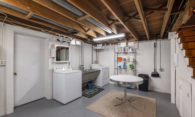 John Ball Park Casa | Pet friendly home, close to parks, bus line, shopping and downtown.