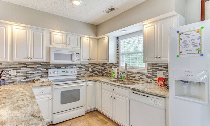 Myrtle Beach Casa | Pet-Friendly Home w/Fire Pit in Myrtle Beach