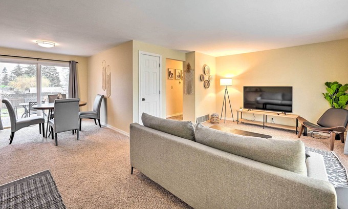 Edmonds Casa | Pet-Friendly Home w/ Yard ~ 1 Mi to Beach!