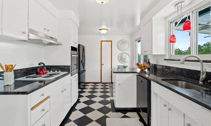 Des Moines Casa | Pet-friendly home with washer/dryer, deck, fenced front/backyar